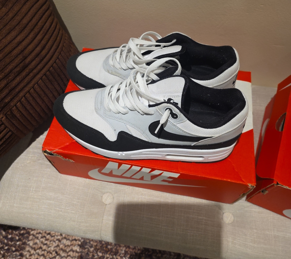 Nike Men’s White and Black Low-Top Sneakers